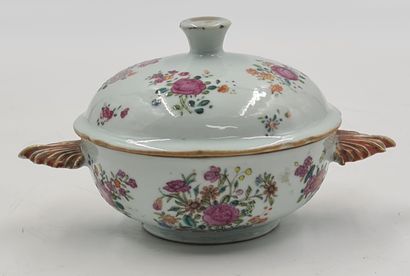 null Ecuelle à bouillon couverte en porcelaine de Chine famille rose. XVIIIème siècle....