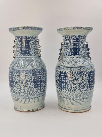 null Lot de deux vases en porcelaine de Chine à décor blanc/bleu. Ht : 42 et 43,5...