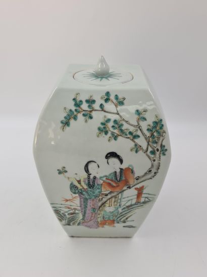 null 
Pot à gingembre en porcelaine de Chine à décor d’élégantes et d’enfants. XXème...