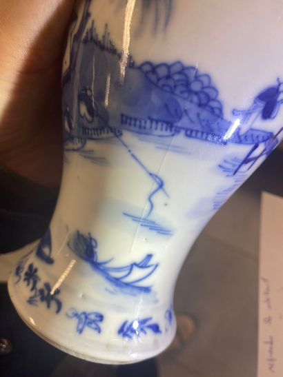 null 
Vase en porcelaine de Chine blanc/bleu à decor d'un paysage animé. Marque apocryphe...