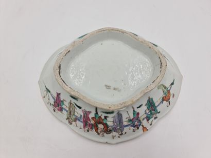 null Ravier en porcelaine de Chine de la famille rose à décor de sages. Ht : 7 cm....