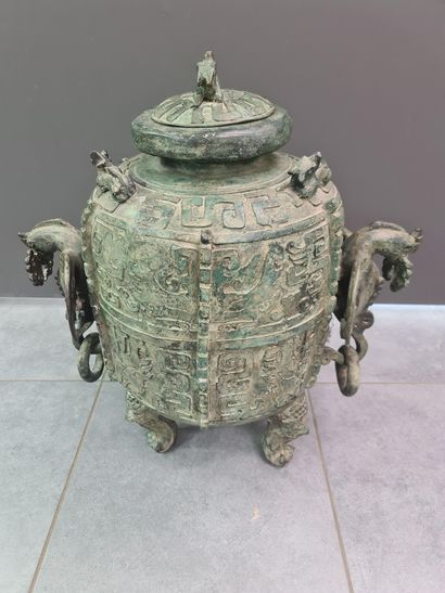 null Importante paire d'urnes en bronze à patine verte. Travail chinois décoratif...