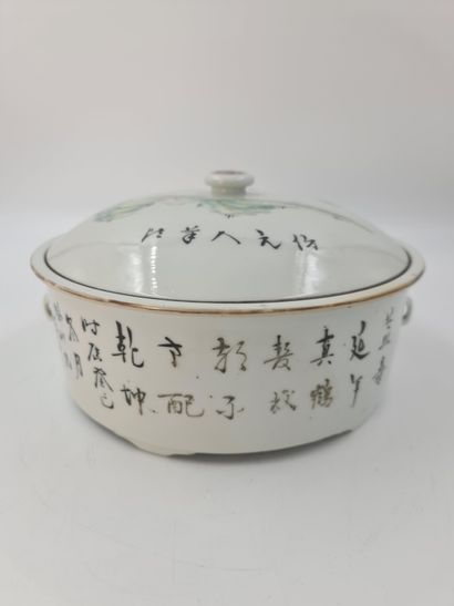 null Bouillon couvert en porcelaine de Chine à décor de sages. Vers 1900. Ht : 16...