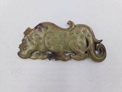 null Chine, fin de la période Qing, Plaque en jade jaune représentant un animal fantastique....