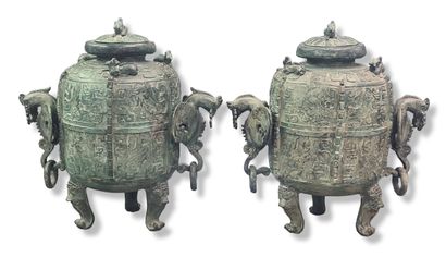 null Importante paire d'urnes en bronze à patine verte. Travail chinois décoratif...