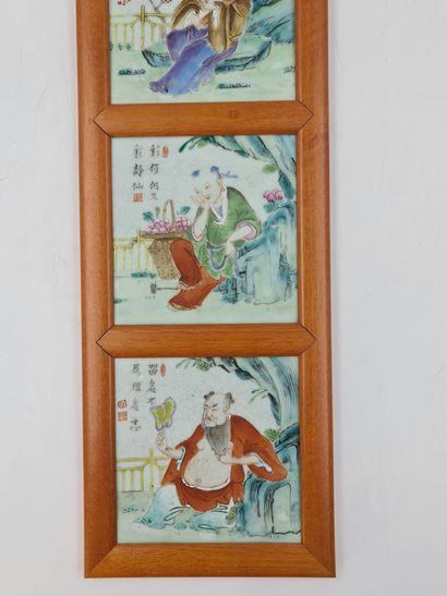 null Paire de panneaux décorés de 8 plaques en porcelaine de Chine à décor de personnages...