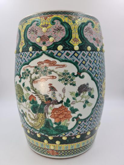 null Tabouret en porcelaine de Chine XIXème et émaux de style famille verte à décor...