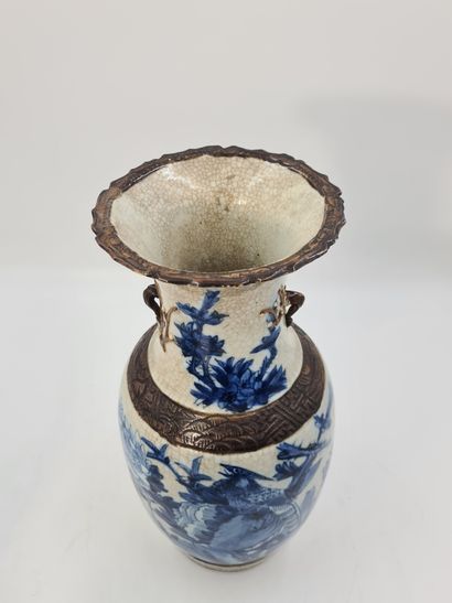 null 
Chine XIXème siècle.

Vase en porcelaine de Nankin à décor en bleu sur fond...