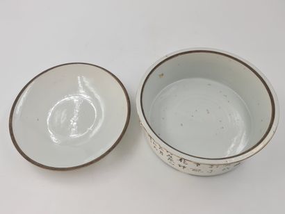 null Bouillon couvert en porcelaine de Chine à décor de sages. Vers 1900. Ht : 16...