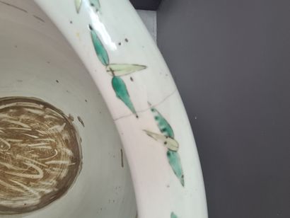 null Imposante vasque à poissons en porcelaine de Chine et émaux de style famille...