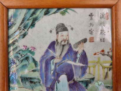 null Paire de panneaux décorés de 8 plaques en porcelaine de Chine à décor de personnages...