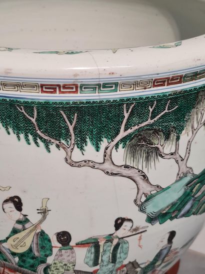 null Imposante vasque à poissons en porcelaine de Chine et émaux de style famille...