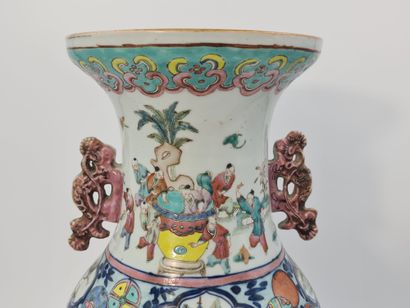 null Chine XIXème siècle. Vase de forme balustre finement décoré d’une scène de personnages...