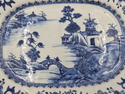 null Plat en porcelaine de Chine XVIIIème à décor blanc/bleu de pagodes. Dimensions...