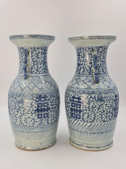 null Lot de deux vases en porcelaine de Chine à décor blanc/bleu. Ht : 42 et 43,5...