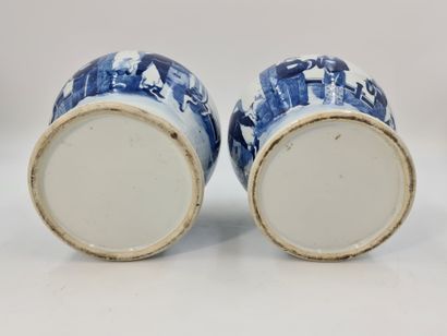 null Chine, XIXème siècle. Paire de potiches couvertes en porcelaine à décor blanc...