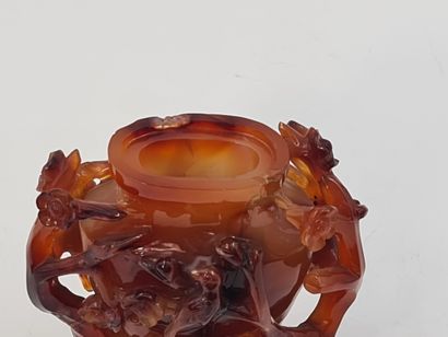 null 
Chine, vers 1900. Petit vase couvert en agate cornaline. Léger éclat ( voir...