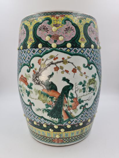 null Tabouret en porcelaine de Chine XIXème et émaux de style famille verte à décor...