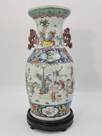 null Chine XIXème siècle. Vase de forme balustre finement décoré d’une scène de personnages...