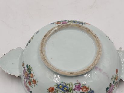 null Ecuelle à bouillon couverte en porcelaine de Chine famille rose. XVIIIème siècle....