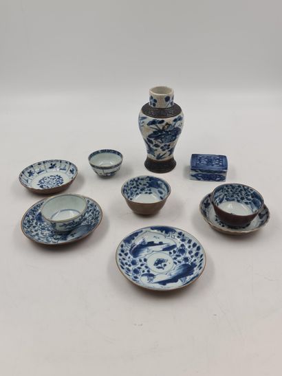 null Lot de 10 pièces Chine comprenant 8 coupes et soucoupes diverses en porcelaines...