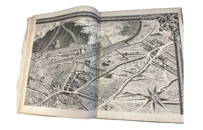 TURGOT (Michel-Étienne) 图尔戈（Michel-Étienne）。巴黎的地图。S.l.[巴黎]，1739年。大对开本，大理石花纹小牛皮，镀金花边，四角有百合花，中间有纹章，书脊饰有镀金百合花，边缘有装饰，内部有花边，边缘镀金（时期装订）。最著名的巴黎平面图--《图尔戈特平面图》的创刊号，由克劳德-卢卡斯根据路易斯-布雷特兹的画作雕刻的20幅极好的双页版画和一张折叠的装配图组成。1734年，巴黎商人教务长米歇尔-艾蒂安-杜尔哥（1690-1751）下令制定新的首都规划。...