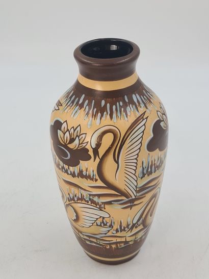 Charles CATTEAU (1880-1966). 查尔斯-CATTEAU（1880-1966）。Boch Keramis花瓶，装饰有天鹅，采用哑光处理。D.2850...