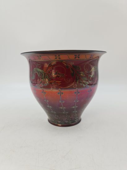 null Vase art nouveau en céramique de Royal Lancastrian. Design par Walter Crane...