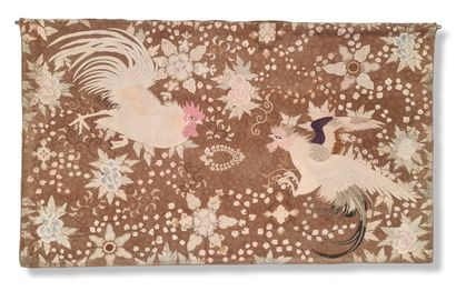 null 浅棕色螺旋线背景的大挂件，以粉色色调装饰两只公鸡在布满花卉图案的背景上战斗。日本，20世纪初。尺寸：192 x 122厘米。

巨大的魔杖上有一圈青铜色的金属片，被贴在墙上，上面有两个人站着，在一圈上有两个人在动。日本，20世纪初。尺寸：192...