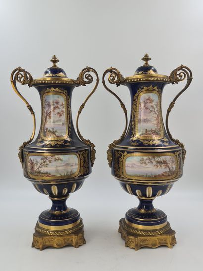null 一对19世纪末塞夫勒风格的瓷器花瓶，蓝色和金色背景上有浪漫的储备装饰。鎏金铜的美丽装饰品。一个花瓶损坏。高度：51厘米。

一对来自19世纪末的塞夫勒...