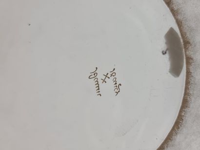 Antonin DAUM (1864-1930). 安东尼-道姆（1864-1930）。糖果罐在磨砂和酸蚀的白色水晶中，装饰着金色的花朵。银质盖子上刻着一个村庄的游行队伍，周围是枫树枝和蓟草。签名：Daum...