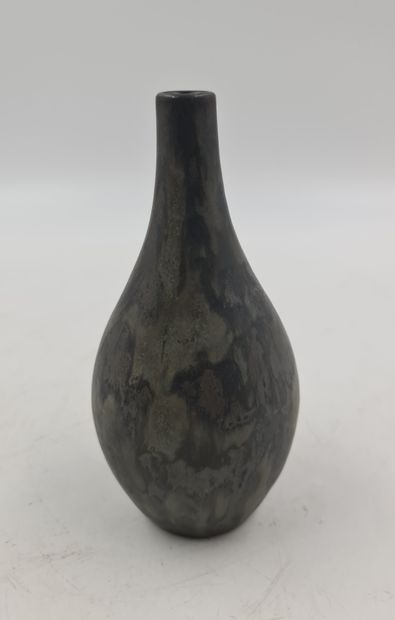 Charles CATTEAU (1880-1966). 查尔斯-CATTEAU（1880-1966）。Boch Keramis花瓶，双色碧玉石器。高度：19厘米。

查尔斯-CATTEAU（1880-1966）。Boch...