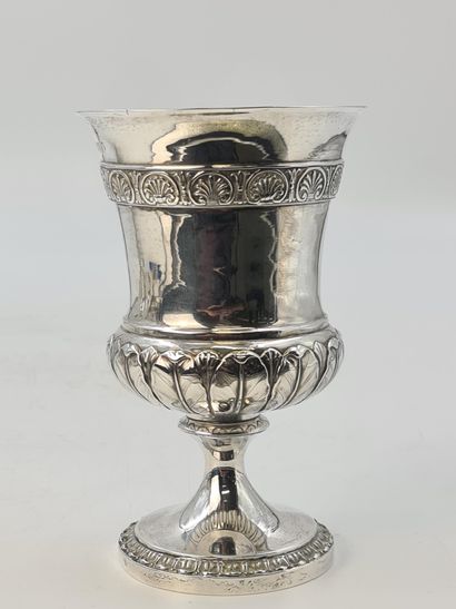 null 小批量的古董餐银器由:银质壶，有侧把手和翼形壶嘴。18世纪的法国作品。鸟嘴。一个带有巴黎银匠Jean-Charles Cahier标记的小银壶。1816年国王的金匠......和马丁-纪尧姆-比尔奈的继承人。带有1816年伦敦印记的银质座碗，银匠Rebecca...