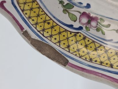null 一个精致的陶器盘子，上面有花的设计和VP标记，灵感来自Veuve Perrin Marseille。直径：34.5厘米 高度：4厘米

这款产品是由VP-merk、Veuve...