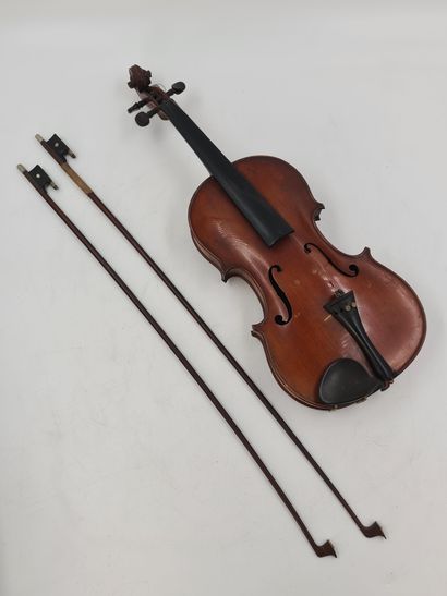 null Violon ancien. Pas de marque visible. 
Porte une étiquette à l'intérieur ! Ch....