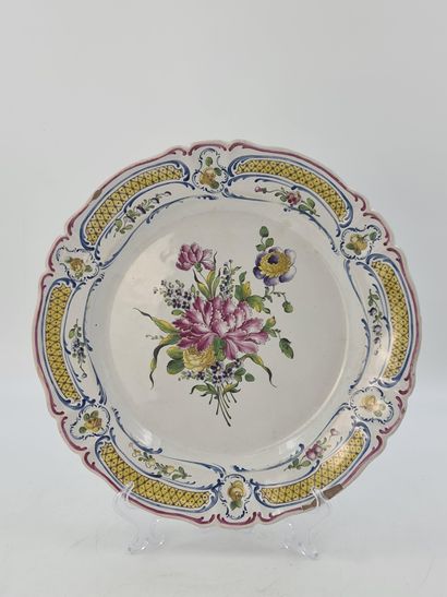 一个精致的陶器盘子，上面有花的设计和VP标记，灵感来自Veuve Perrin Marseille。直径：34.5厘米...