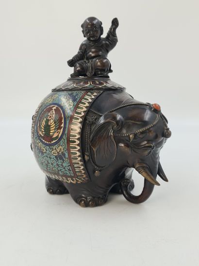 null Brûle-parfum en bronze et émaux champlevés polychromes, représentant un éléphant...