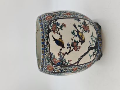null Cache-pot en porcelaine polychrome de Kutani, la paroi polylobée à décor d’oiseaux...