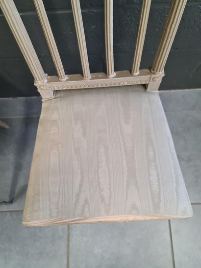 null 一套6把路易十六时期的椅子，有灰色的铜锈。背部有凹槽柱廊。

路易十六时期的6把椅子，带有灰色铜锈。地毯和柱廊的设计。