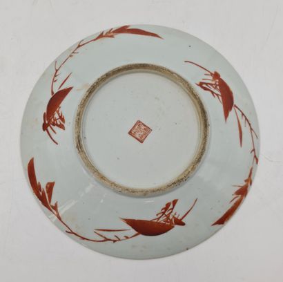 null Chinese porcelain dish and enamels of the pink family decorated with three roosters...