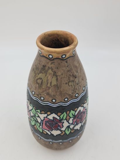 Charles CATTEAU (1880-1966). 查尔斯-CATTEAU（1880-1966）。Boch Keramis 炻器花瓶，装饰有风格化的花朵楣。D.622高：27厘米。

查尔斯-CATTEAU（1880-1966）。Boch...