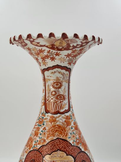 null 古谷瓷器大花瓶，弧形，高颈，喇叭口，在花卉和造型图案的背景上，饰以珊瑚、黄金和多色武士的刻痕。日本，约1900年 高度：60厘米

巨大的Kutani...