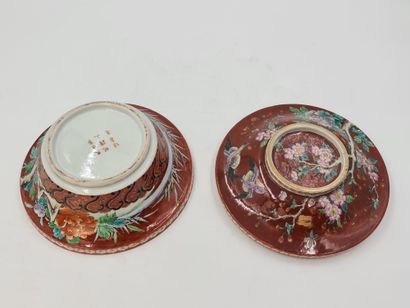 null 瓷盖碗，珊瑚和多色珐琅装饰的鸟，花和风格化的图案。底座上有Hichôzan Shinpô zô的标记，（由Tashiro Monzaemon的公司）。日本，19世纪中期...