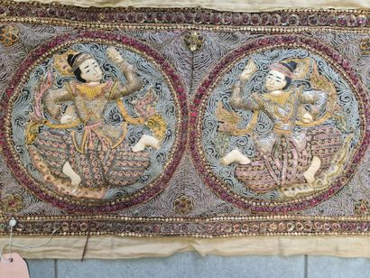 null 一套两件精美的刺绣织物面板和verroterie，表现了《罗摩衍那》的场景。缅甸，20世纪初。尺寸：42 x 74厘米。

这幅画有两幅由文字和图画组成的面板，展示了《罗摩衍那》中的场景。Birma...