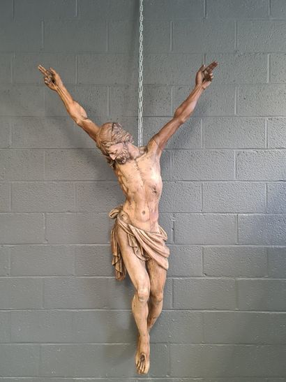 null Important Christ en bois sculpté XVIIème. Bras rapportés. Anciennement polychromé....