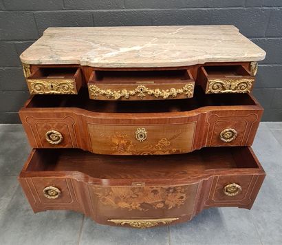 null Chest of drawers of transitional style richly decorated with bronzes, opening...