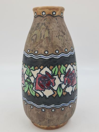 Charles CATTEAU (1880-1966). 查尔斯-CATTEAU（1880-1966）。Boch Keramis 炻器花瓶，装饰有风格化的花朵楣。D.622高：27厘米。

查尔斯-CATTEAU（1880-1966）。Boch...