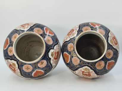 null Paire de potiches couvertes en porcelaine Imari à décor bleu, corail et rehaut...