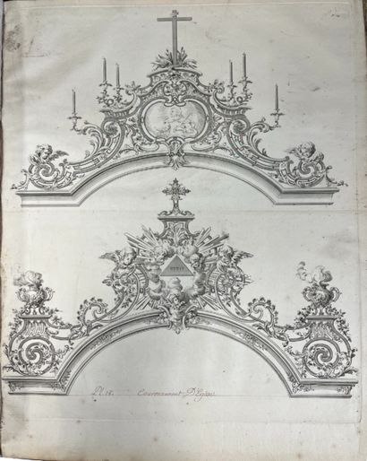 Jean LAMOUR. 让-拉穆尔。波隆公爵、洛林公爵和巴尔公爵斯坦尼斯拉斯-勒-费桑在南锡皇宫广场上摆出的绢画作品汇编。南希，来自作者，巴黎，弗朗索瓦，同上。[1768].大对开本，大理石板（当时的装订方式）。最漂亮的法国铁艺书之一的第一版，献给南希的皇家广场。第一版中的20幅华丽的图画描述了斯坦尼斯拉斯-莱辛斯基的锁匠让-拉穆尔在皇家广场（现在的斯坦尼斯拉斯广场）和南锡其他地方制作的栏杆、阳台、弦杆、坡道、盖板、壁柱和其他铁制品。第一个板块专门介绍广场的入口大门，由五个折叠板组成，最后两个板块是双层的。这些版画是根据让-拉穆尔的画作雕刻的，由南希艺术家多米尼克-科林和尼科尔父子制作，前面是标题插图、给洛林公爵的献词，其中点缀着吉拉尔代的小插图，还有一份关于锻造厂的道歉序言，用民用字体分两栏印刷。这一时期的手写标题，可能是作者或出版商所写。褪色的木板，书脊缺失，有些污垢和污点。附有三张未装订的让-拉穆尔的雕版，有点褪色。Berlin...