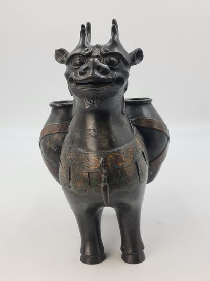 null 棕色的铜质三层变幻花瓶，带有champlevé珐琅彩，表现了一个站立的麒麟，他的两侧拿着两个花瓶，第三个花瓶在他背后打开。日本，约1900-1920年...